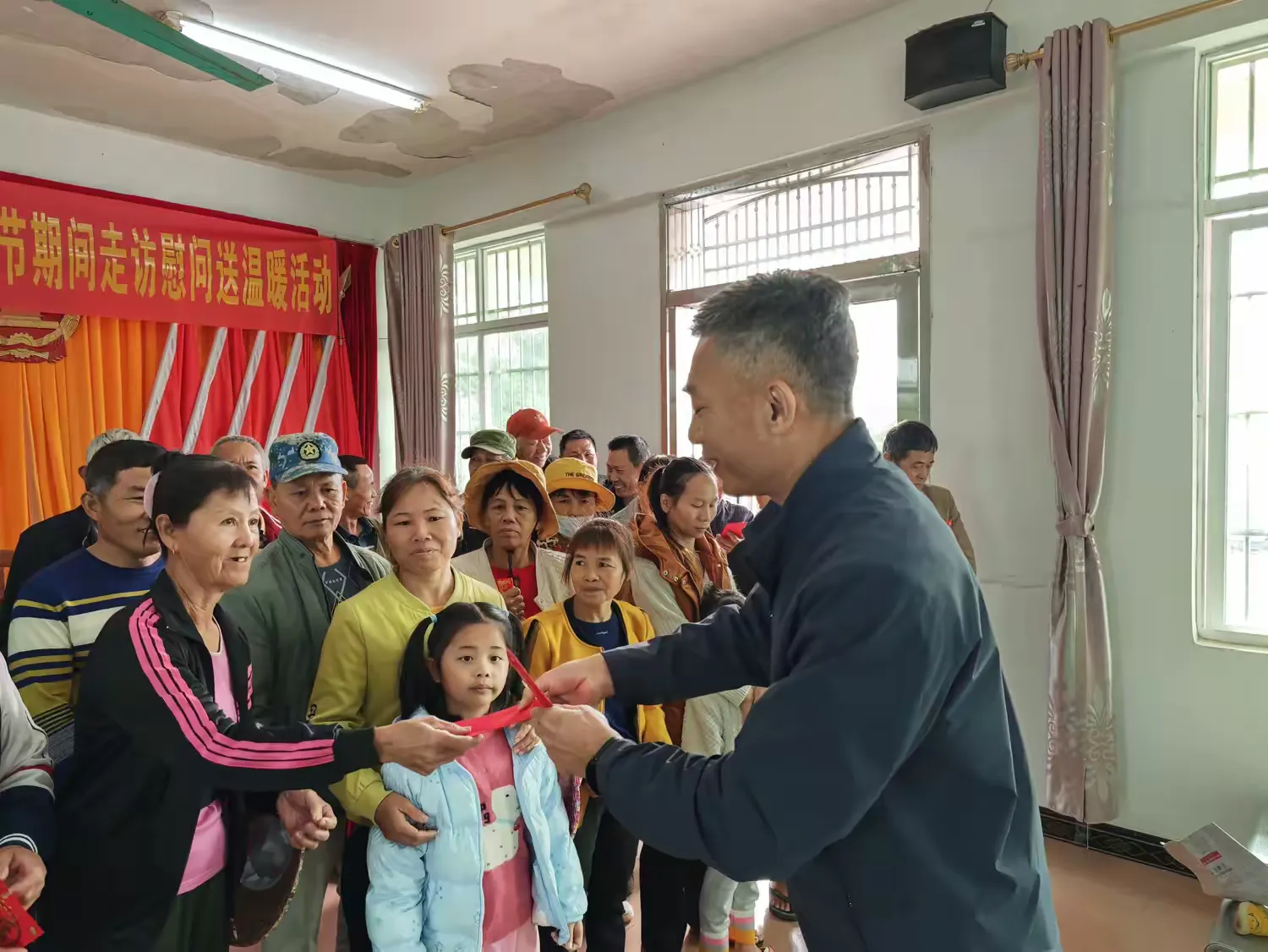 迎新春?送溫暖——市環(huán)發(fā)公司深入青云村開展元旦春節(jié)期間走訪慰問送溫暖活動(圖4)