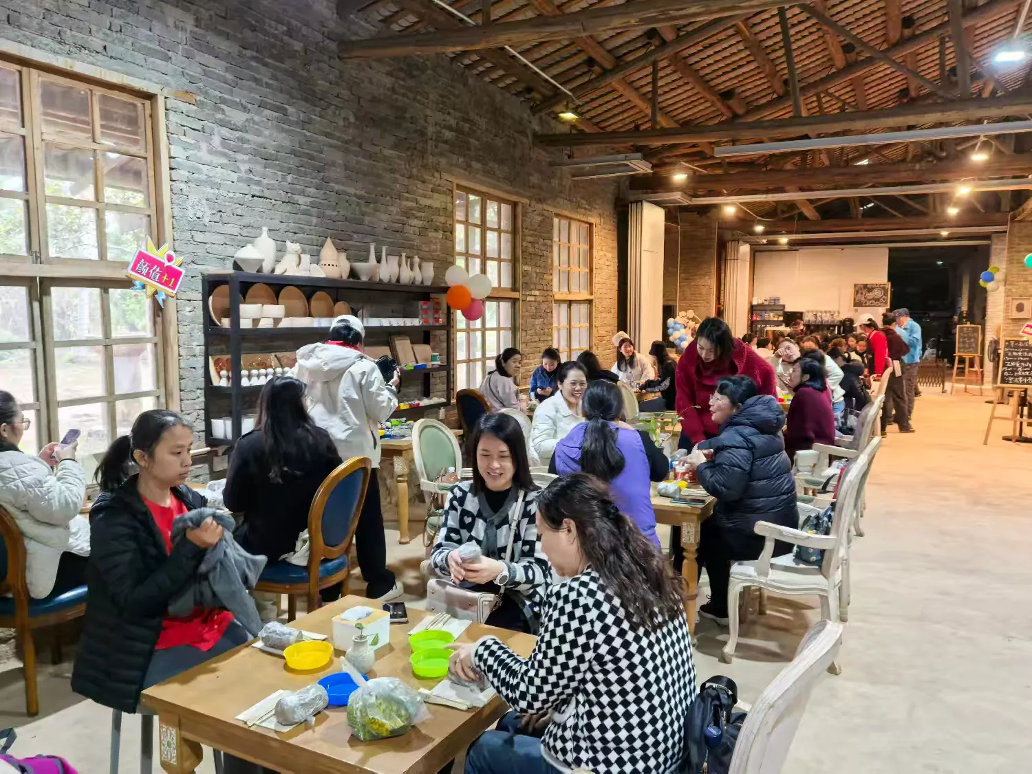 環(huán)發(fā)公司舉辦“三八”婦女節(jié)戶外活動(dòng)：陶藝、手工團(tuán)扇與婦女權(quán)益知識(shí)問答精彩紛呈   為慶祝第115個(gè)國際婦女節(jié)，豐富女性員工的業(yè)余生活，提升團(tuán)隊(duì)凝聚力，3月7日，環(huán)發(fā)公司組織全體女性員工開展了一場(chǎng)別開生(圖5)