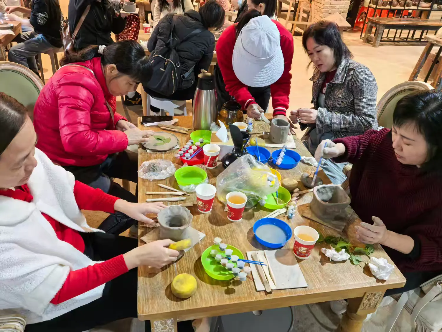 環(huán)發(fā)公司舉辦“三八”婦女節(jié)戶外活動(dòng)：陶藝、手工團(tuán)扇與婦女權(quán)益知識(shí)問答精彩紛呈   為慶祝第115個(gè)國際婦女節(jié)，豐富女性員工的業(yè)余生活，提升團(tuán)隊(duì)凝聚力，3月7日，環(huán)發(fā)公司組織全體女性員工開展了一場(chǎng)別開生(圖6)