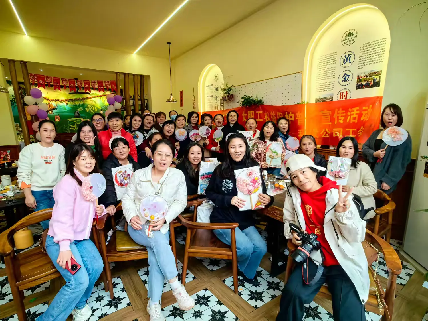 環(huán)發(fā)公司舉辦“三八”婦女節(jié)戶外活動(dòng)：陶藝、手工團(tuán)扇與婦女權(quán)益知識(shí)問答精彩紛呈   為慶祝第115個(gè)國際婦女節(jié)，豐富女性員工的業(yè)余生活，提升團(tuán)隊(duì)凝聚力，3月7日，環(huán)發(fā)公司組織全體女性員工開展了一場(chǎng)別開生(圖13)